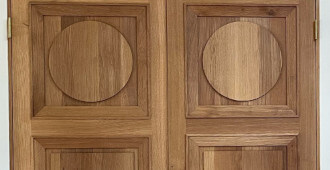 Door with alternating geometry